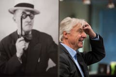 Emil Steinberger posiert vor einer seiner gespielten Figuren. (Bild: Keystone)
