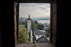 Der Luegisland-Turm der Museggmauer ist der einzige, nicht öffentlich zugängliche Turm der Museggmauer. Blick aus dem Luegislandturm auf den Wachtturm. (Bild: Pius Amrein / Neue LZ)
