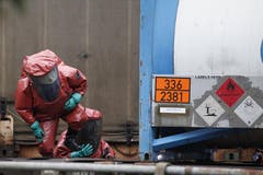 November 2014: Die Spezialisten nähern sich dem betroffenen Güterwaggon. (Bild: Geri Holdener / Bote.ch)