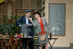 Urs Furrer (als Emil Ötterli, links) und Silvia Schaller (als Frida Felber). (Bild: Pius Amrein / Neue LZ)
