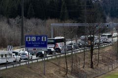 Der Osterverkehr staut sich vor dem Gotthard-Tunnel Richtung Norden. (Bild: PABLO GIANINAZZI)