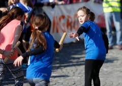 kinder und Erwachsene laufen durch die Zuger Altstadt, beobachtet von Hunderten Zuschauern. (Bild: Stefan Kaiser (Zuger Zeitung))