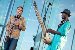 Die Band Brönnimann / Cissokho aus der Schweiz und Senegal. (Bild: Boris Bürgisser / Neue LZ)