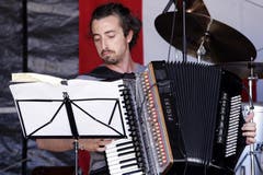 Gabriele Marangoni mit Akkordeon an der 1.August-Feier auf dem Landsgemeindeplatz in Zug. (Bild: Werner Schelbert / Neue ZZ)