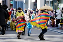 Keine Minions sondern Sombrero-Träger. (Bild: Stefan Kaiser (Neue ZZ))