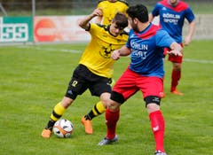 Levent Basol vom FC Baar am Ball, Koray Curaci vom SC ChamII ganz rechts. (Bild: Stefan Kaiser / Neue ZZ)