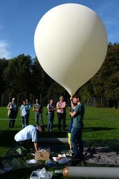 Der Stratosphärenballon startete ab dem Areal der Kantonsschule Sursee. (Bild: Nadia Schärli (Neue LZ))