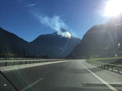 Der Rauch des Feuers am Bristenstock ist von Weitem sichtbar. (Bild: Leserbild)