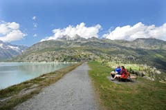 Wanderer lassen den Blick über den Stausee scheifen. (Bild: Eveline Beerkircher / Neue LZ)