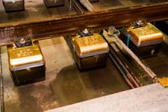 Die letzten der 380 000 Einzelblock-Schwellen im Gotthard Basistunnel sind Goldfarben und werden am Freitag, 31. Oktober 2014, bei Biasca in Beton eingegossen. (Bild: SIGI TISCHLER)