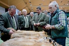 Auf dem Bild zu sehen ist Vitus Lüönd (rechts) welcher seine Felle versucht an den Mann zu bringen. (Bild: Pius Amrein (Neue LZ))