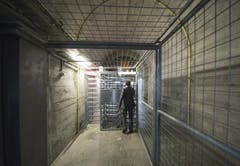 Einer der langen Gänge mit einem tonnenschweren Tor. Zutritt gibt es nur mit Fingerabdruck. (Bild: Keystone)