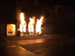 Die Flammen loderten, als die Feuerwehr Willisau-Gettnau zum Untertor ausrückte. (Bild: Feuerwehr Willisau-Gettnau)