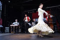 Die Alder Buebe mit der Flamenco-Tänzerin Bellinda Castanio an der 1.August-Feier auf dem Landsgemeindeplatz in Zug. (Bild: Werner Schelbert / Neue ZZ)
