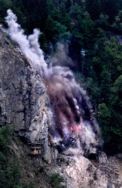 2000 Kubikmeter donnern ins Tal. (Bild: Nadia Schärli/Neue LZ)