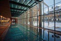 Schwimmen mit Ausblick: Bis 2014 dauern die Innenausbau- und Fertigstellungsarbeiten an den benachbarten Residenz-Gebäuden noch an. (Bild: Pius Amrein / Neue LZ)