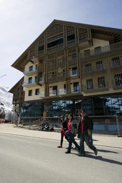 Asiatische Touristen überqueren die Strasse vor dem «The Chedi», das am 6. Dezember eröffnet wird. (Bild: Keystone)