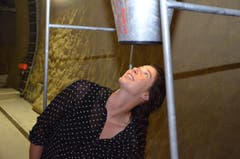Céline Ghironi sieht am Ende des Trichters Sedrun - aber nur ein Foto davon. (Bild: Antonio Russo)