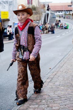 Ein junger (und gefährlicher) Besucher am Umzug. (Bild: Jakob Ineichen / Neue LZ)