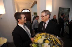 Josef Schuler (links) gratuliert Urban Camenzind. (Bild: Urs Hanhart/Neue UZ)