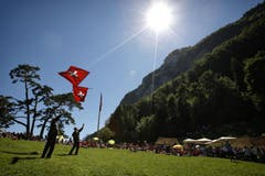 Fahnenschwinger während der Feier auf dem Rütli. (Bild: Keystone)