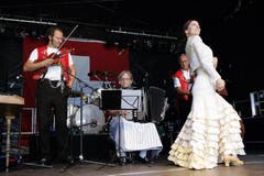 Die Alder Buebe mit der Flamenco-Tänzerin Bellinda Castanio an der 1.August-Feier auf dem Landsgemeindeplatz in Zug. (Bild: Werner Schelbert / Neue ZZ)