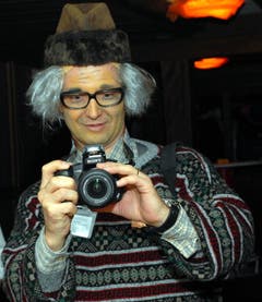 Ein Fasnächtler verkleidet als Fotograf Josef Reinhard. (Bild: Neue OZ / Josef Reinhard)