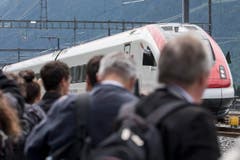 Am Nordportal winkt der Lokführer aus dem Fenster. (Bild: Keystone / Alexandra Wey)