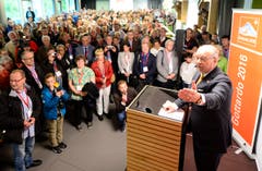 Adolf Ogi, alt Bundesrat und der Vater der Neat bei seiner Rede vor 500 glücklichen Losgewinnern in Arth Goldau, die als erste durch den Gotthard-Basistunnel fahren dürfen. (Bild: Keystone / Urs Flüeler)