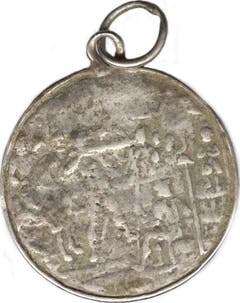 Silberne Schulprämie aus dem 18. Jahrhundert, gefunden bei der Begehung des Pfarrmättelis mit dem Metalldetektor. Die Vorderseite zeigt das Urnerwappen; zu seinen Seiten der hl. Martin und ein Krieger mit Horn. (Bild: PD)
