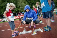 Léa Sprunger zeigt einer jungen Athletin, wie man den Startpflock richtig einstellt. (Bild: Pius Amrein / Neue LZ)
