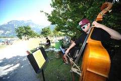 Zunderobsi spielen am Klangspaziergang im Russdelta. (Bild: Urs Hanhart)