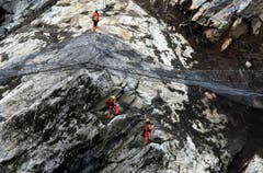Geologen beobachten den Hang. (Bild: Keystone)