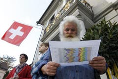 Ein Urner beim Betrachten der Wahlresultate (Bild: Keystone)