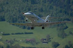 Der neue Jet PC-24 der Pilatus Flugzeugwerke in Stans bei seinem ersten Start am Montag, 11. Mai 2015, auf dem Flugplatz in Buochs. (Bild: URS FLUEELER)