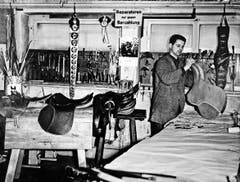 Fredy Röösli, Vater des heutigen Geschäftsführers, anno 1968 in seiner Werkstatt in Luzern. 1972 erfolgte der Umzug nach Schachen. (Bild: PD)