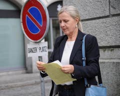 Nationalratskandidatin Annaliese Russi (Grüne) studiert die Resultate. (Bild: Urs Hanhart (Neue UZ))