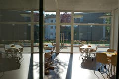 Blick in einen lichtdurchfluteten Raum. (Bild: Nadia Schärli / Neue LZ)