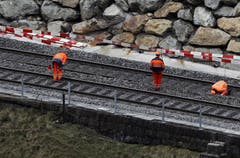 Arbeiter kontrollieren am Sonntagnachmittag die Geleise. (Bild: Keystone)