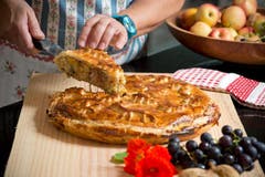 Der feritige Kuchen wird serviert. (Bild: Dominik Wunerli / Neue LZ)