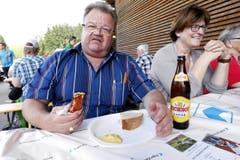 Wurst und Brot gehören dazu. (Bild: Werner Schelbert (Neue ZZ))