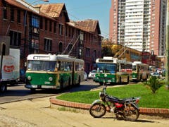 In Valparaiso in Chile machen die VBL-Busse neue Begegnungen: Vorne fährt ein Trolleybus, der einst in Zürich unterwegs war. (Bild: Samuel Fuentes, Valparaiso)
