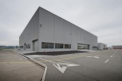 Äusserlich ist die neue Ruag-Halle 9 Emmen schlicht und schnörkellos. (Bild: Pius Amrein)