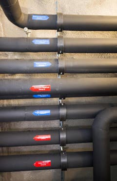 Leitungen, die zum Trinkwasserspeicher zu und weg führen. (Bild: Keystone)