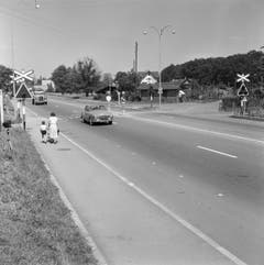 Im Juli 1956, ein Jahr nach der Eröffnung, gab es noch Fussgängerstreifen und einen Bahnübergang über die Autobahn. (Bild: KEYSTONE/PHOTOPRESS-ARCHIV/BR.)