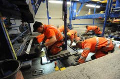 Beim Betonieren der Fahrbahn müssen die Arbeiter schweisstreibende Handarbeit verrichten. (Bild: Urs Hanhart/Neue UZ)