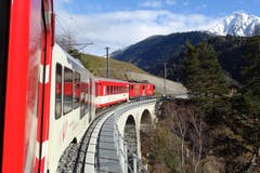Die Matterhorn Gotthard Bahn unterwegs zwischen Brig und Fiesch. (Bild: Bruno Ringgenberg)