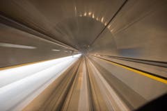 Der Fotograf macht ein Bild von der Geschwindigkeit. (Bild: Alptransit Video)