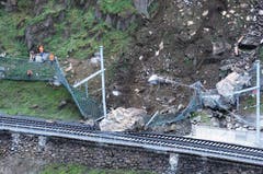 Ein grosser Felsblock liegt auf dem Gleis der Gotthardbahnlinie. (Bild: Urs Hanhart/Neue UZ)