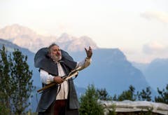 Andrea Zogg als Tell bei Proben für das Freilichtspiel "Tell trifft Wagner", am Samstag, 27. Juli 2013, hoch über dem Urnersee auf dem Waldweidli in Seelisberg. (Bild: Keystone)
